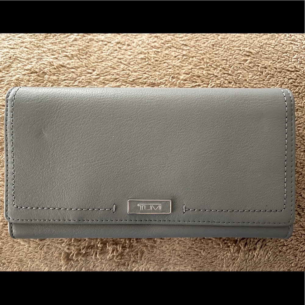 TUMI Cool Grey Envelope Leather Accordion Wallet